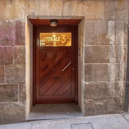 Classic Old Town Bilbao Apartment *